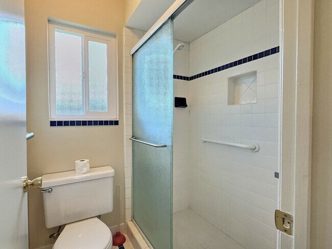 Building Photo - 3BD/2BA Tri-Level Updated Home & Walkable ...