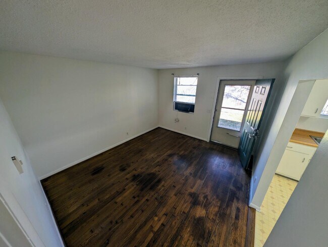 Building Photo - 905 Fatherland St
