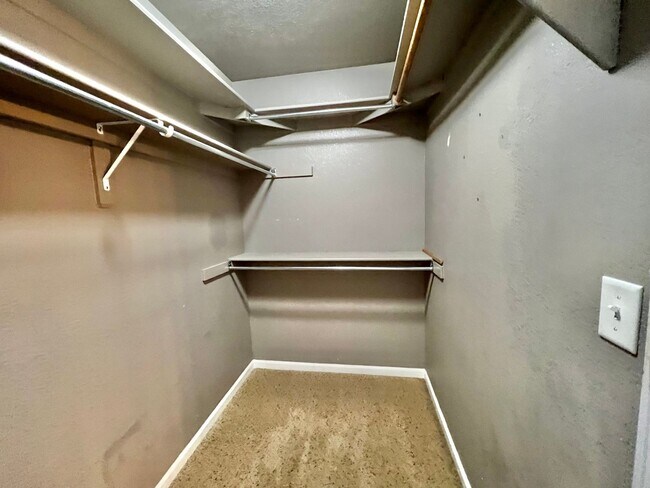 Building Photo - 3 bed 3.5 Bath with Bonus Studio Suite Above Detached Garage!