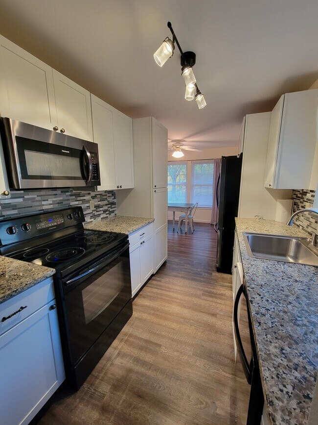 Building Photo - 9115 Honeysuckle Dr