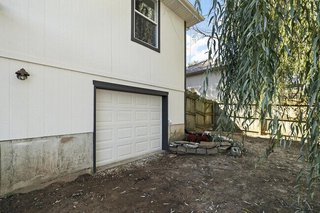 Building Photo - 4 Bed 3 Bath 2 Car Garage -In Ground Pool