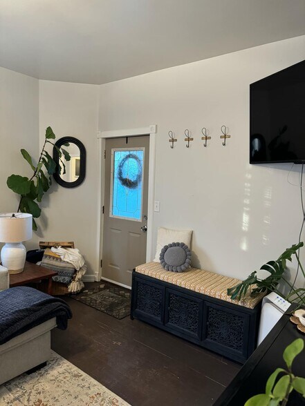 Building Photo - 303 S Main St