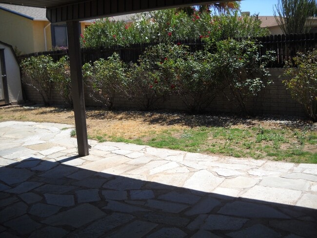 Building Photo - 2210 S Iris Dr