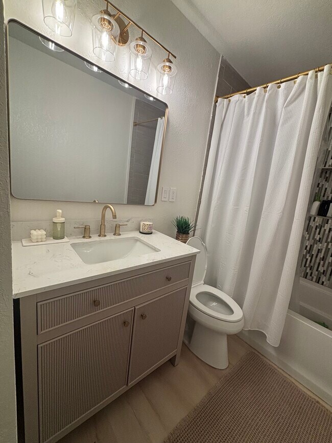 Building Photo - 8003 Somerset Ln