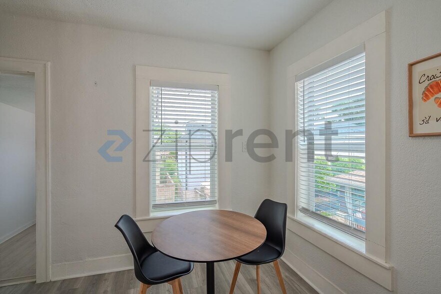 Building Photo - Unit 2
