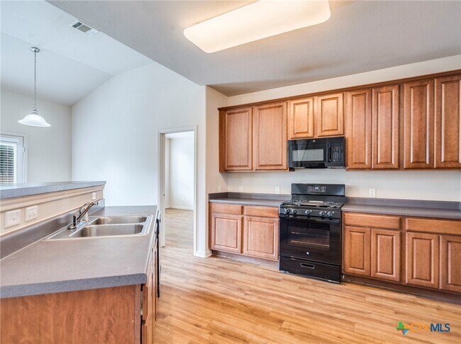 Building Photo - 209 Buckingham Dr