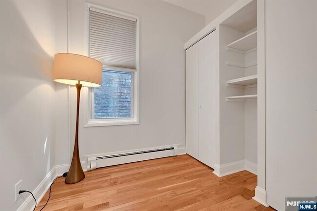 Building Photo - 158 Edgar St