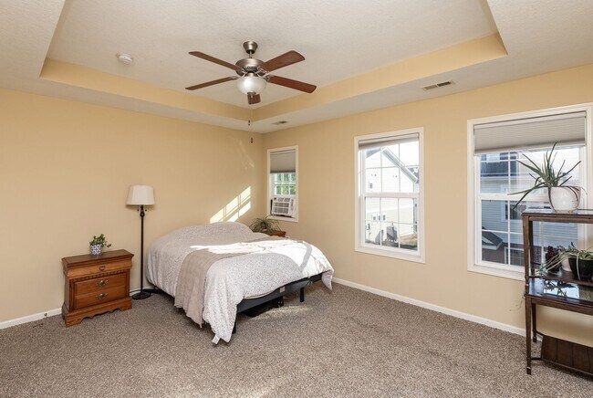 Building Photo - END UNIT!!  3 Bedroom, 2.5 Bathroom Townhome in West Des Moines!