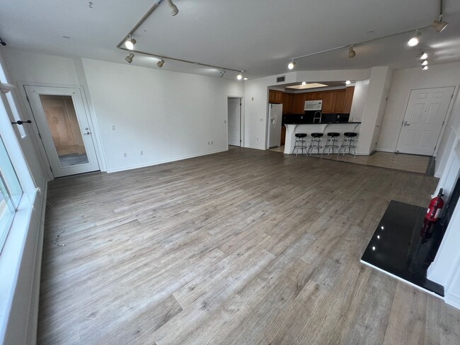 Building Photo - $3,595 - Beautiful and Spacious Downtown San Jose 2bd/2ba Condo in a Luxury Complex Next To SJSU