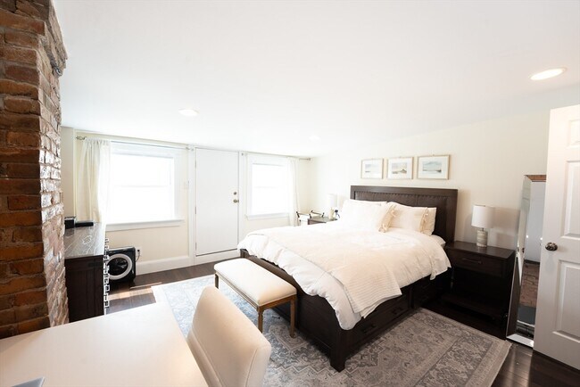 Building Photo - 45 Mystic St