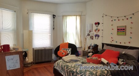 Building Photo - 208 Kelton St