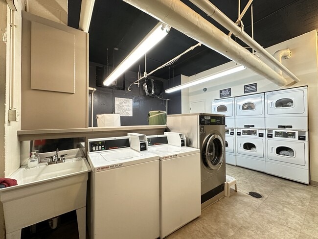 Building Photo - 450 W Wellington Ave