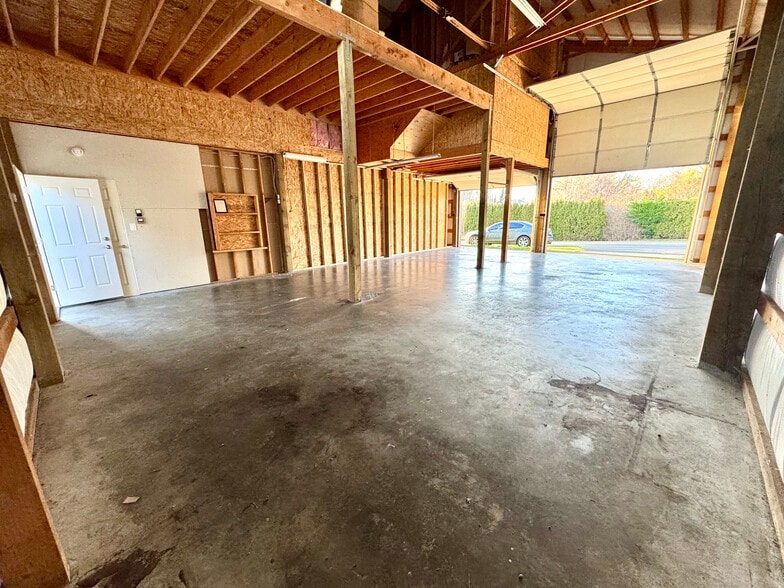 Garage / Large Bay Shop - 3204 Locust Ave