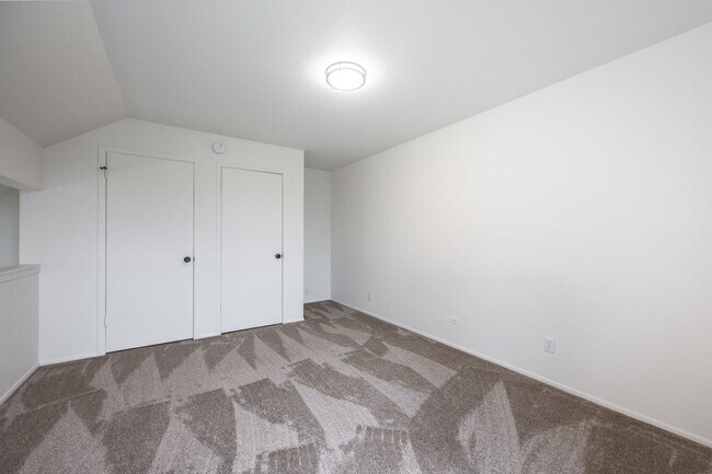 Building Photo - Conveniently Located Racquet Club Condo