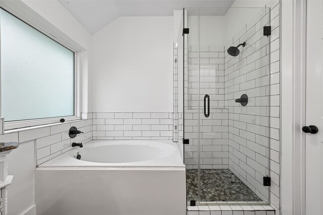 Building Photo - 2018 Village Ct Ln