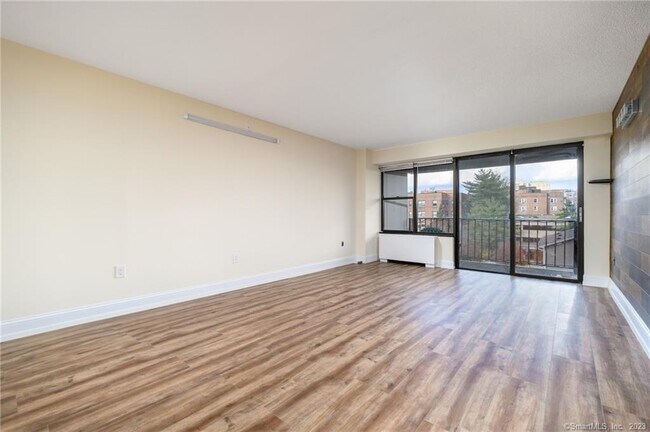 Building Photo - 44 Strawberry Hill Ave