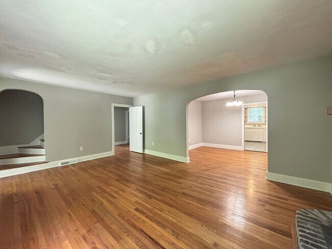 Building Photo - Available now. WATER & SEWER INCLUDED! Gre...