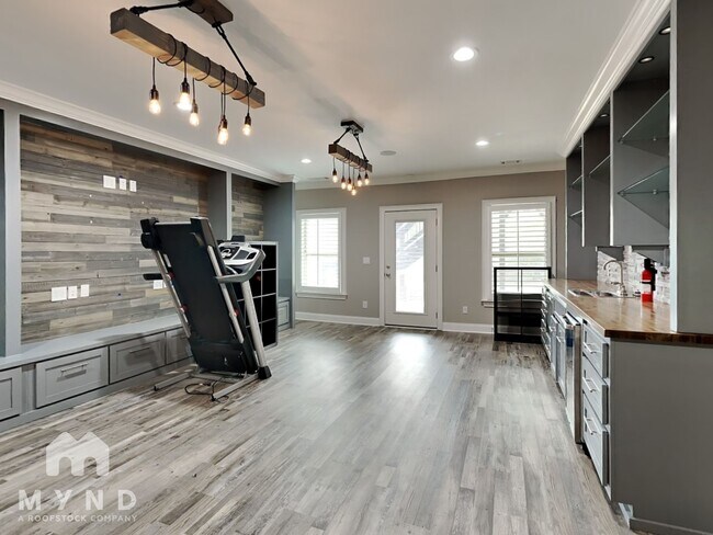 Building Photo - 2995 Manorview Ln