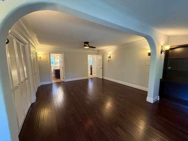 Building Photo - 470 Hale St