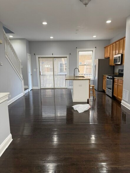 Building Photo - 2014 N Narragansett Ave