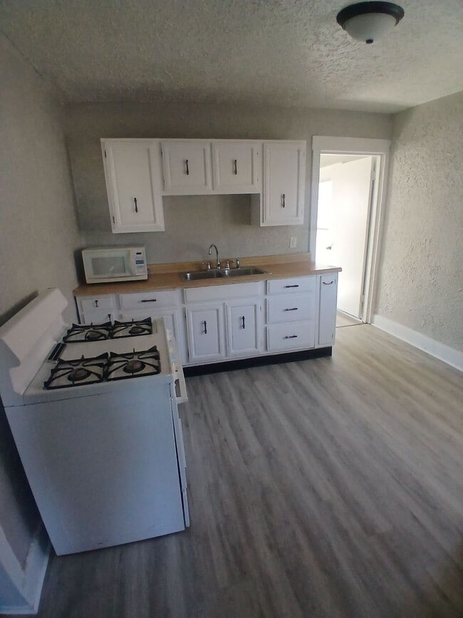 Building Photo - Cozy 3 Bedroom Upstairs Apartment- Available Now! W+D Hookup! Pet Friendly!