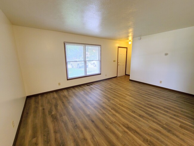 Building Photo - Recently Renovated 3-Bedroom Duplex in Qui...