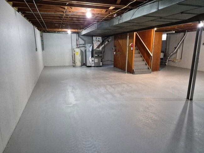 Building Photo - 403 Oak St