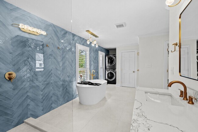 Building Photo - 5704 Woodside Ave