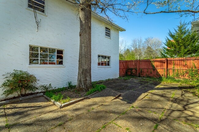 Building Photo - 3 Bedroom 2 Bath Classic