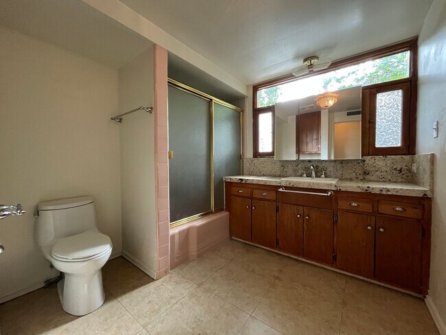 Building Photo - Encino 3+3 w/gated entry, pool + solar panels!