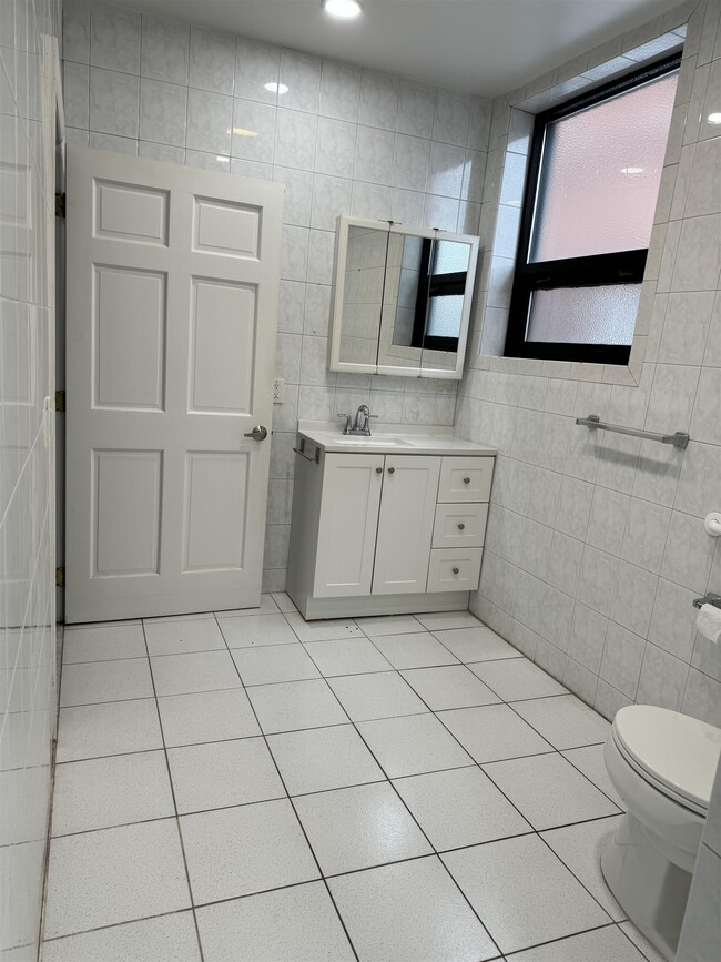 Building Photo - 545 Valley Brook Ave