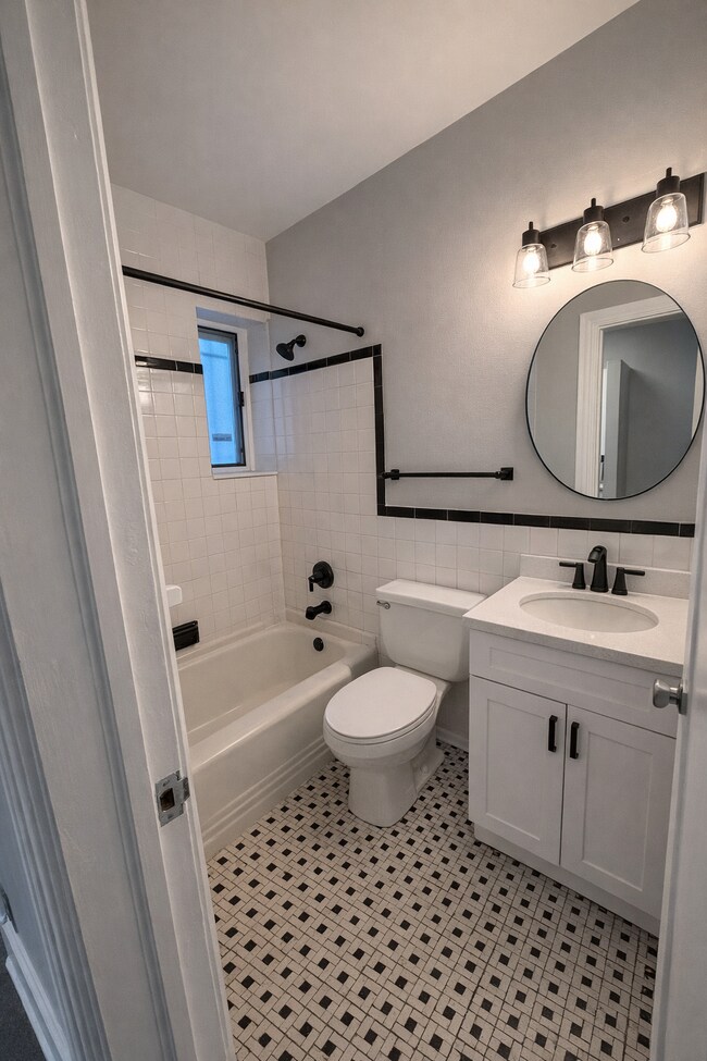 Building Photo - 705 8th St SE