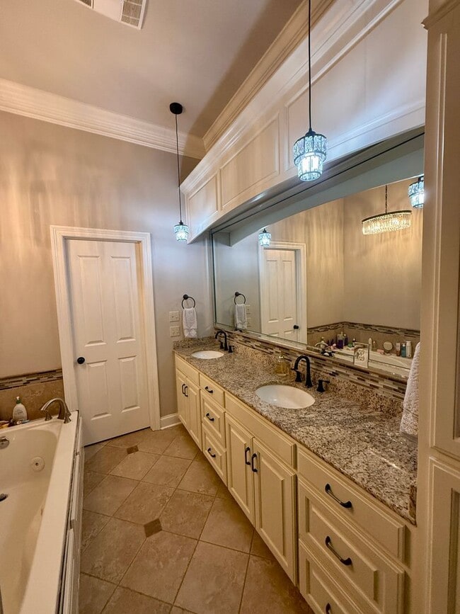 Building Photo - Must See this Beautiful  3/2 Townhome  Ava...