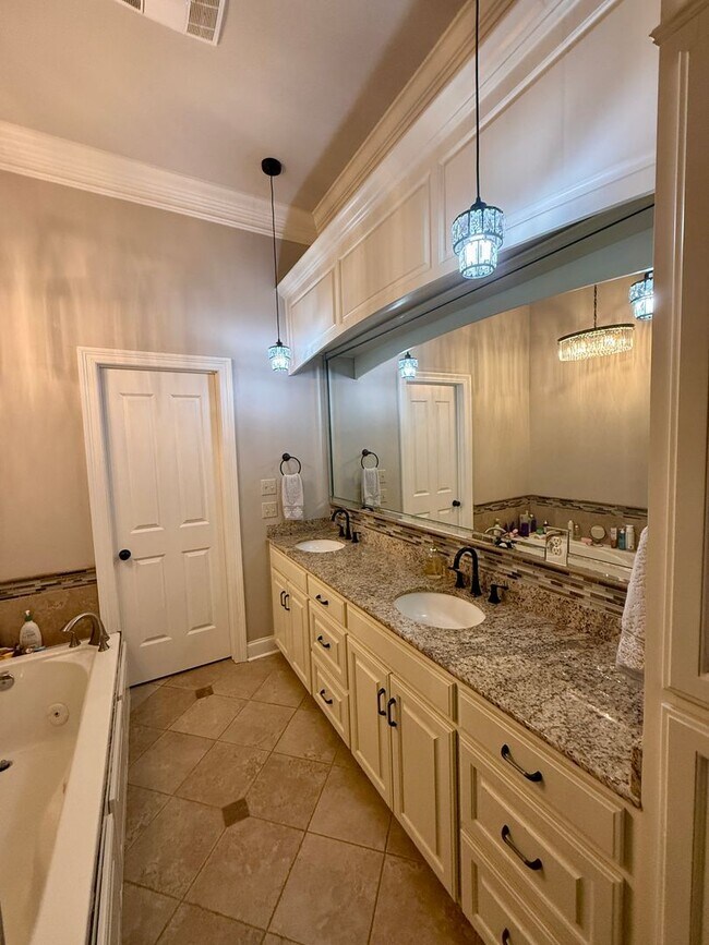 Building Photo - Must See this Beautiful  3/2 Townhome  Available NOW