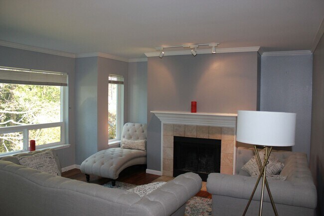 Building Photo - Gated Condo 2 bedroom 2 bath with no stairs!