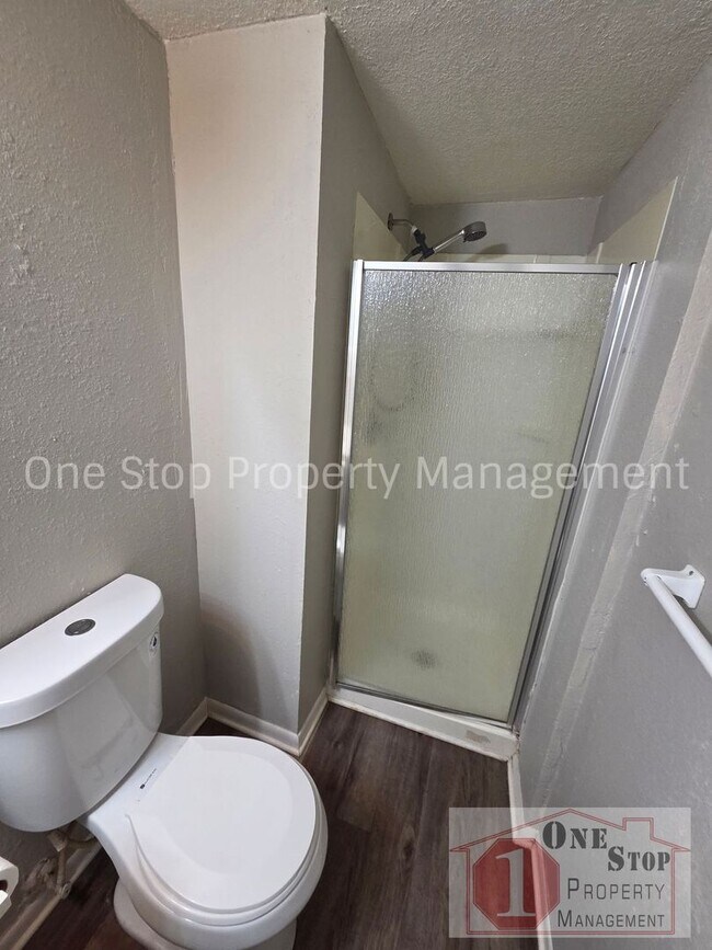Building Photo - Renovated 3-bedroom, 2-bathroom home in Lee's Summit!