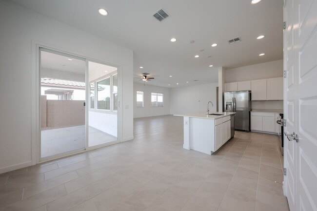 Building Photo - Beautiful 4 bedroom plus den home in Aloravita