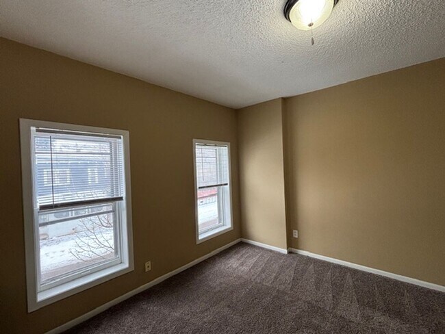 Building Photo - 548 Minnehaha Ave E