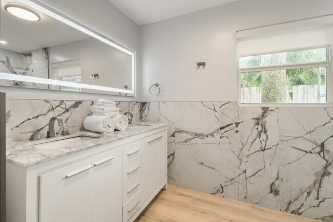 Building Photo - 400 Tequesta Dr