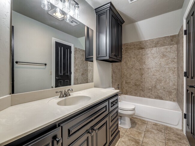 Building Photo - 8900 Belcaro Dr