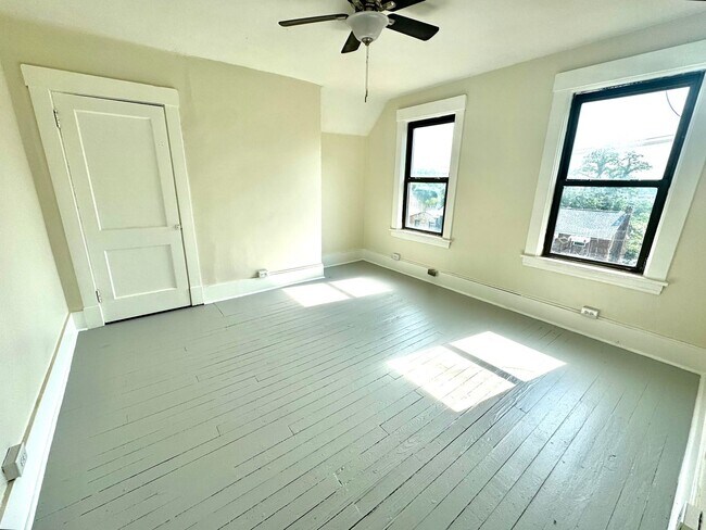 Building Photo - Newly Renovated 2 Bed, 1 Bath Home with Bonus Room - Conveniently Located, Central Heat - Availab...