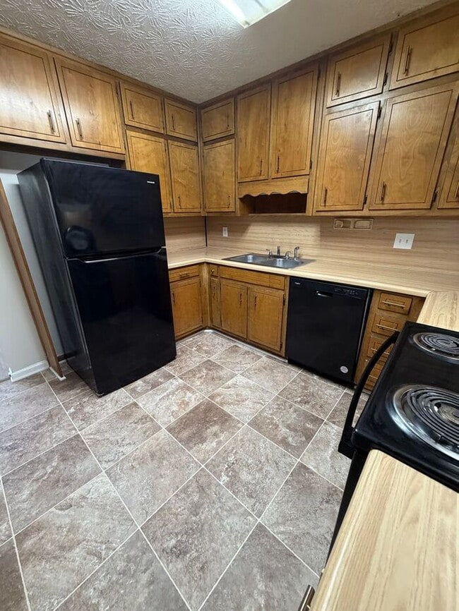 Building Photo - Beautiful 2 bedroom 1.5 bath town home!