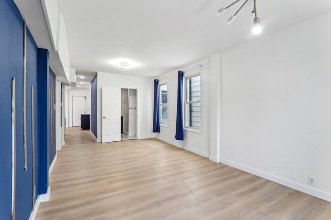 Building Photo - 8807 S Lowe Ave