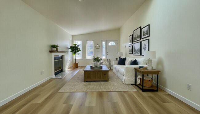 Building Photo - MOVE-IN READY LUXURY RENTAL - Beautifully Renovated 3 Bedroom, 2 Bathroom Duplex in Quiet Cul-de-...