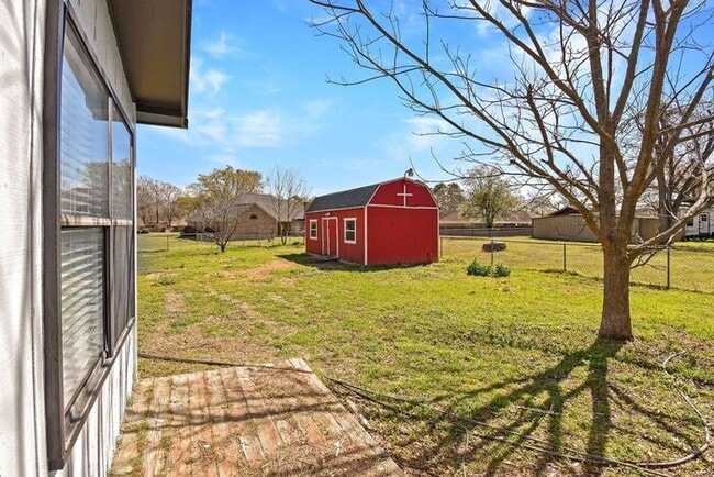 Building Photo - Available Now! Newly Remodeled 4 Bed 3 Bat...