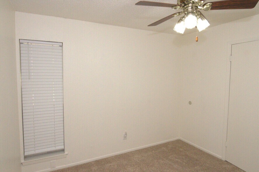 Building Photo - 1801 W Spring Creek Pky