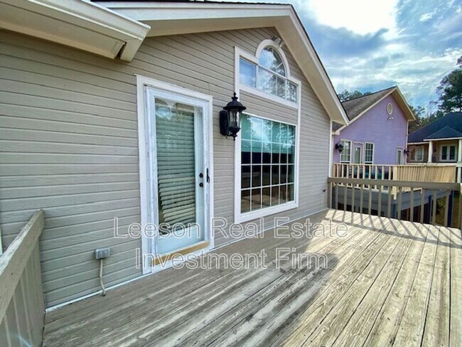 Building Photo - 5706 Wood Ridge Dr