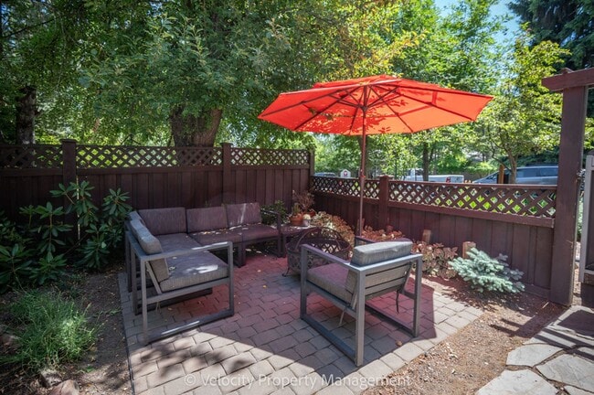 Building Photo - Beautiful Westside Craftsman | Prime Bend Location