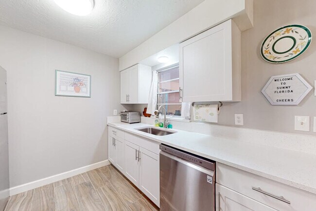 Building Photo - 5887 Whistlewood Cir