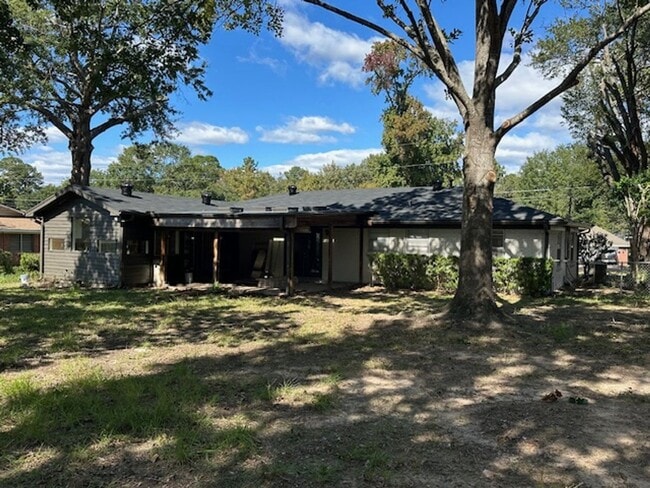 Building Photo - 4/2/1  LISD Fenced yard and pet friednly